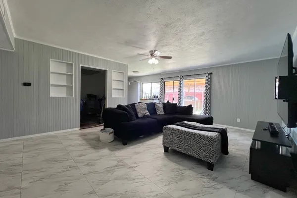 5609 KERRY LN