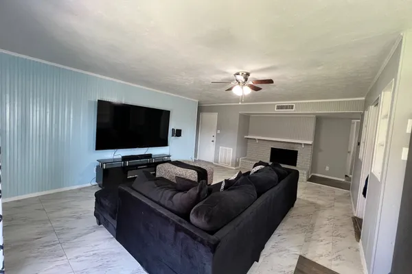5609 KERRY LN