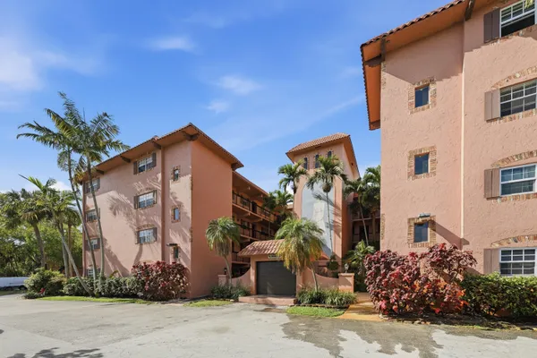 630 TENNIS CLUB DR 204