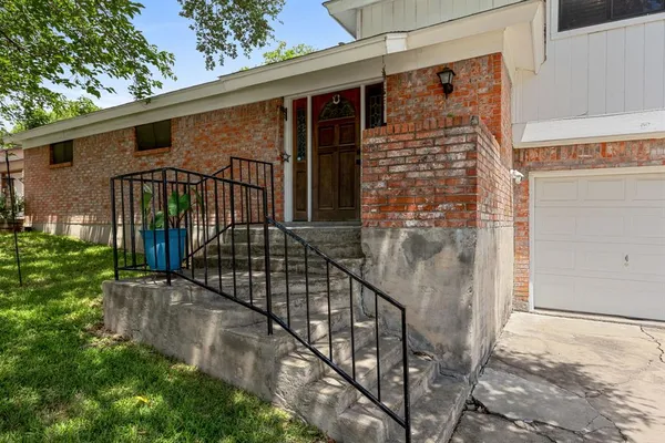 706 CAMBRIDGE DR