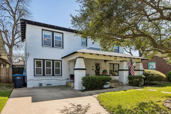 2235 MISTLETOE BLVD