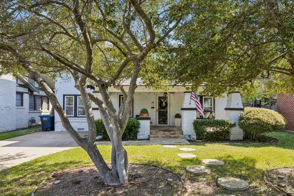 2235 MISTLETOE BLVD