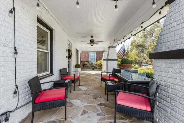 2235 MISTLETOE BLVD