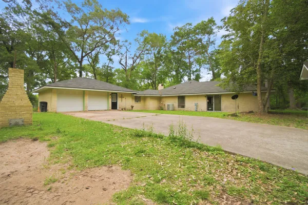 6161 WOODLAND LAKES LOOP