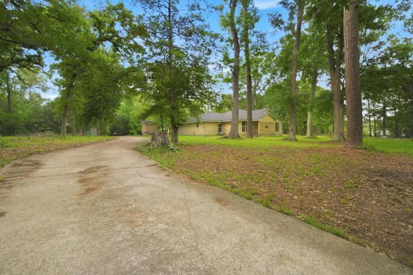 6161 WOODLAND LAKES LOOP