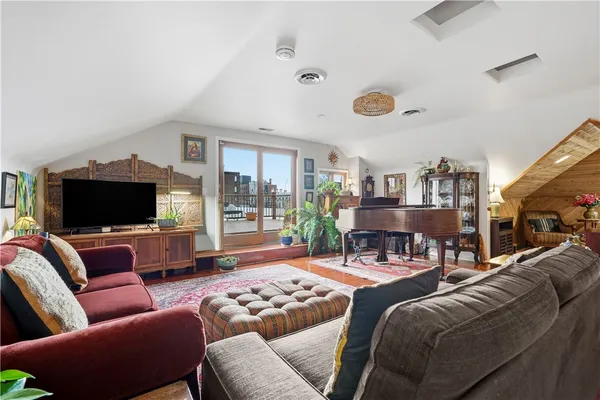 825 MOREWOOD AVE 2