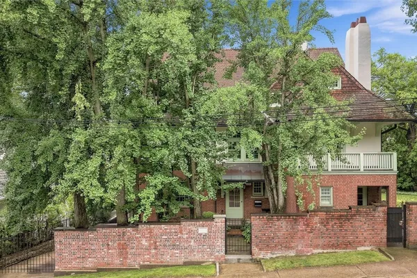 4352 CENTRE AVE