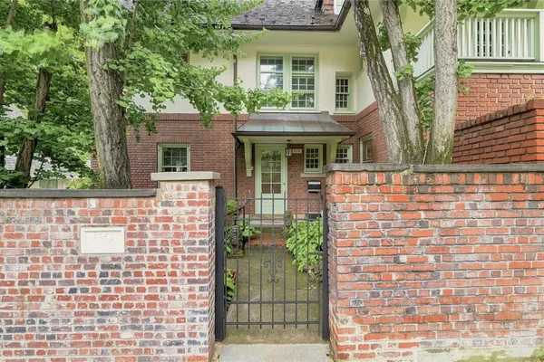 4352 CENTRE AVE