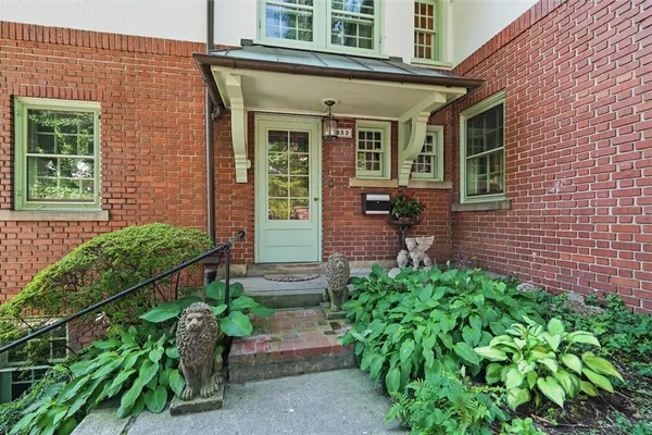 4352 CENTRE AVE