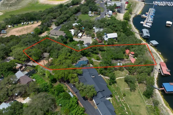 1004 LINSCOMB DR