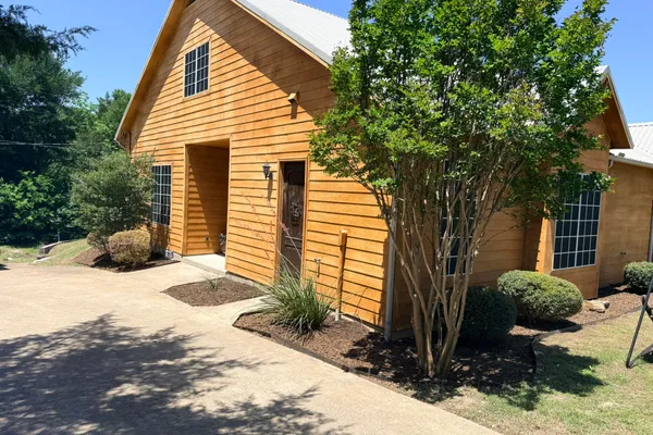 305 TWIN LAKES DR