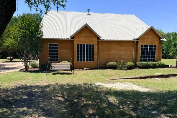 305 TWIN LAKES DR