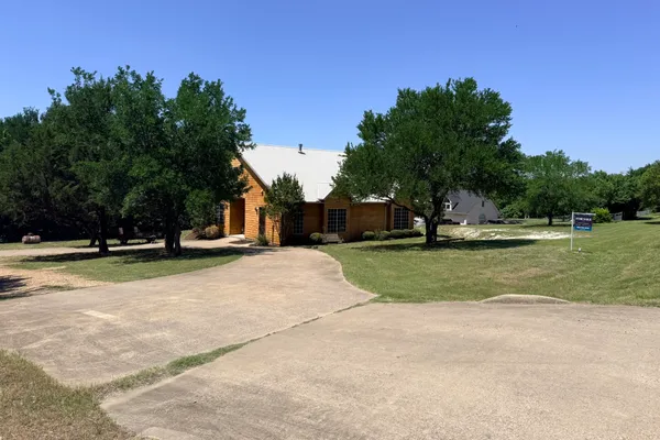 305 TWIN LAKES DR