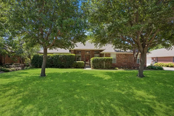 621 W WINDSOR DR