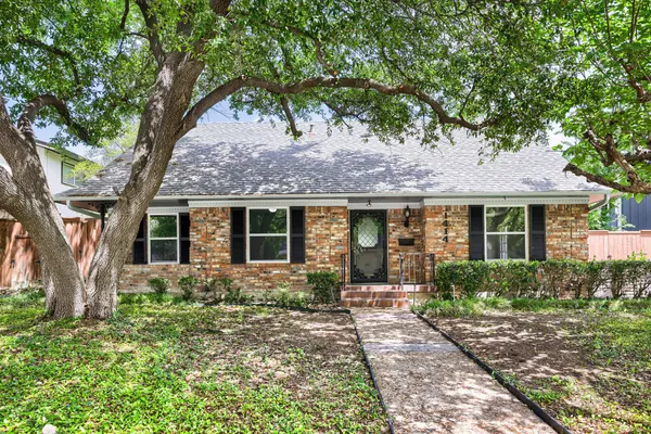 1414 DUMONT DR