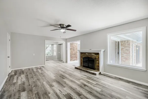 1414 DUMONT DR
