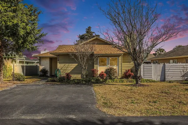 718 LIVE OAK CIR