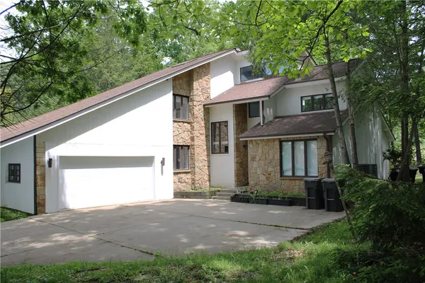 219 LA GRANDE DR