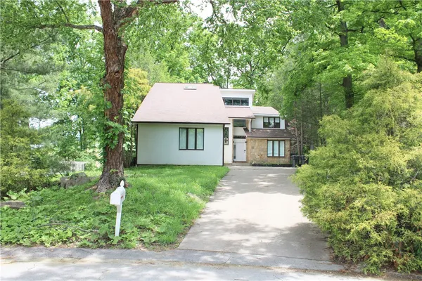 219 LA GRANDE DR