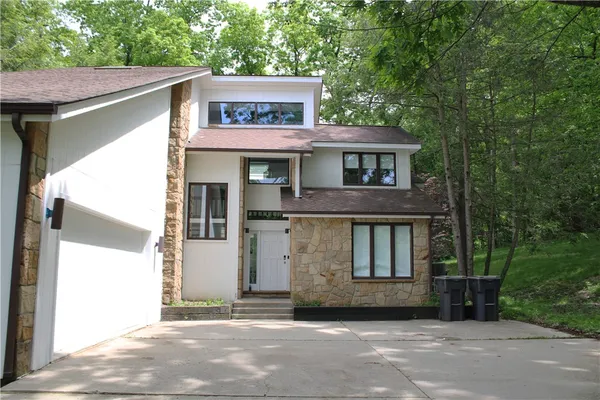219 LA GRANDE DR