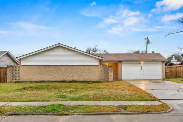 2438 LASALLE DR