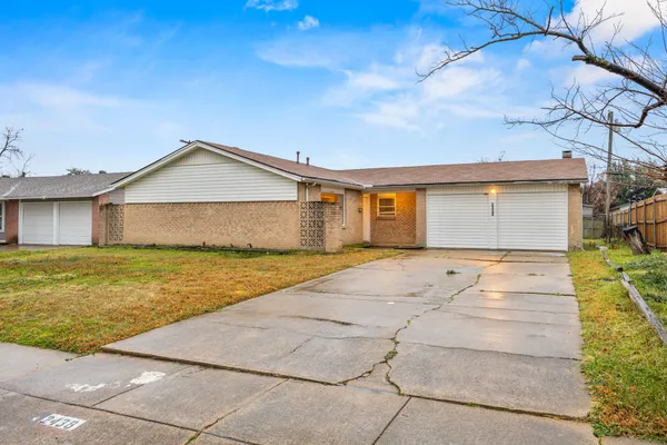 2438 LASALLE DR