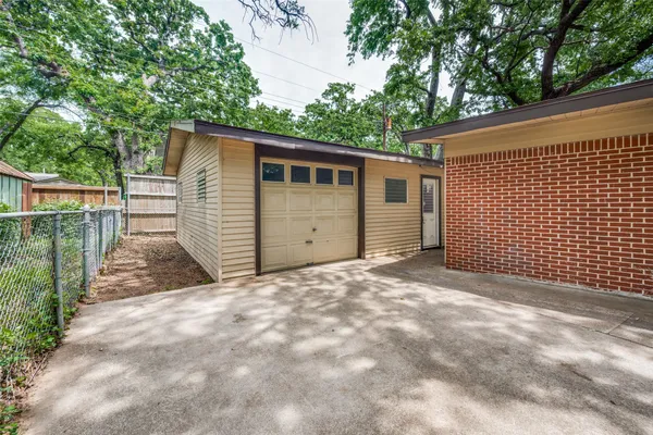 1305 W LAVENDER LN