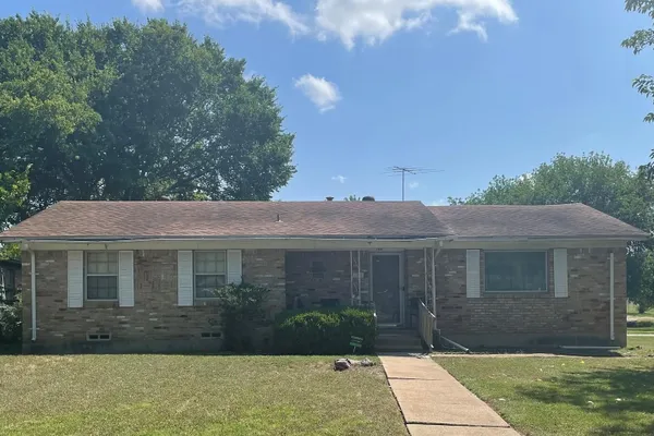 1838 OAK HILL CIR
