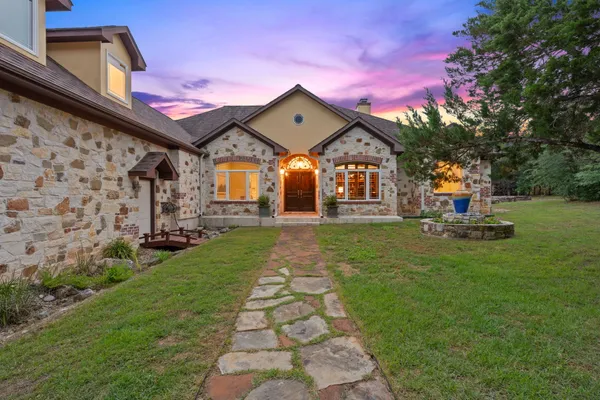 8121 BLUFF TRL