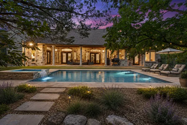 8121 BLUFF TRL