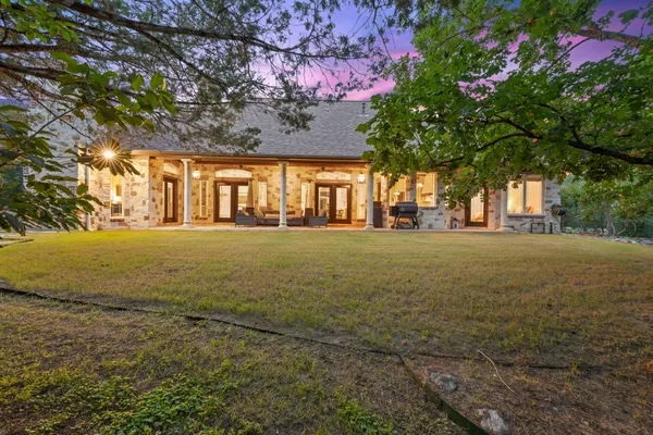 8121 BLUFF TRL
