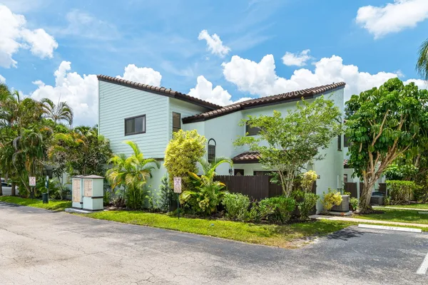 22300 PINEAPPLE WALK DR