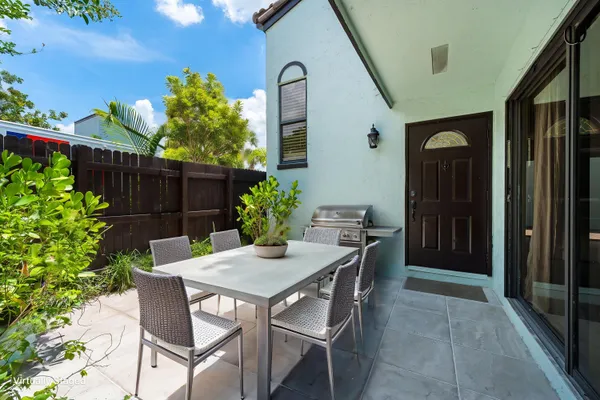 22300 PINEAPPLE WALK DR