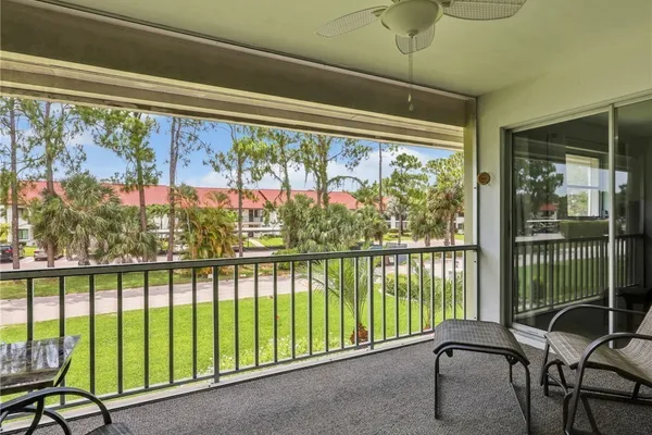 300 VALLEY STREAM DR 8A