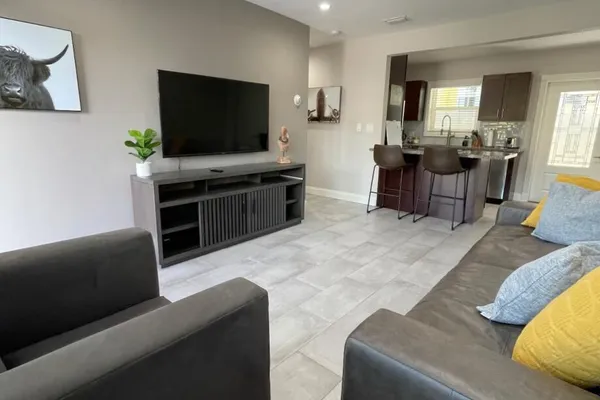 400 SW 12TH 1-2