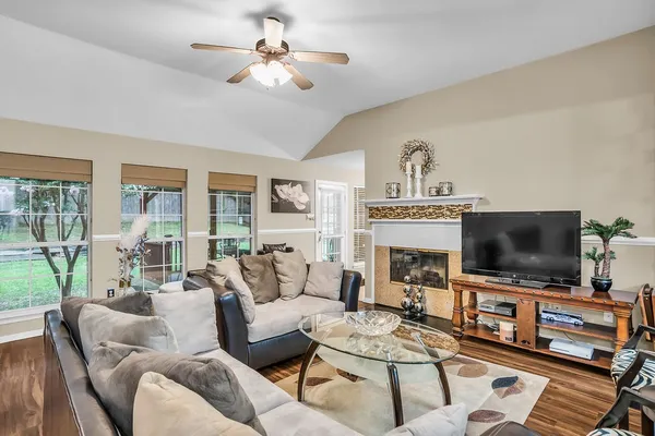 412 GLENBROOK DR