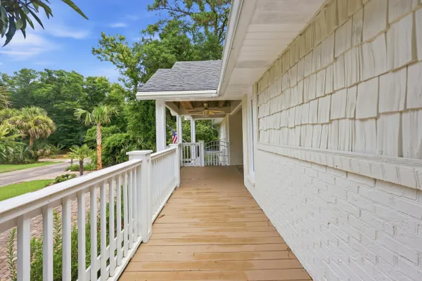 366 LAKESHORE DR