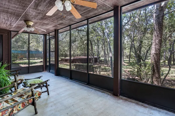 1112 LIVE OAK LOOP