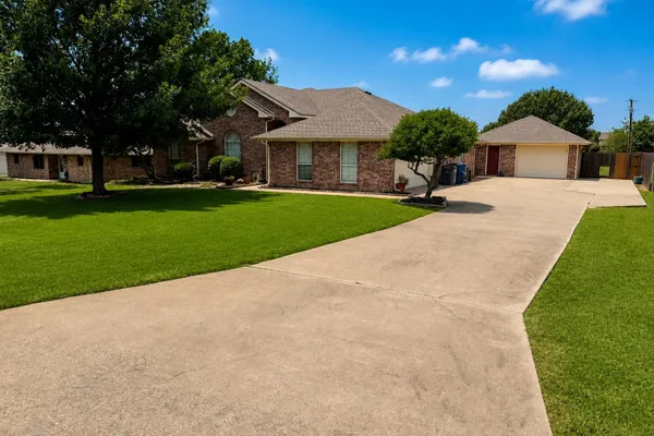 421 BLUEBONNET LN