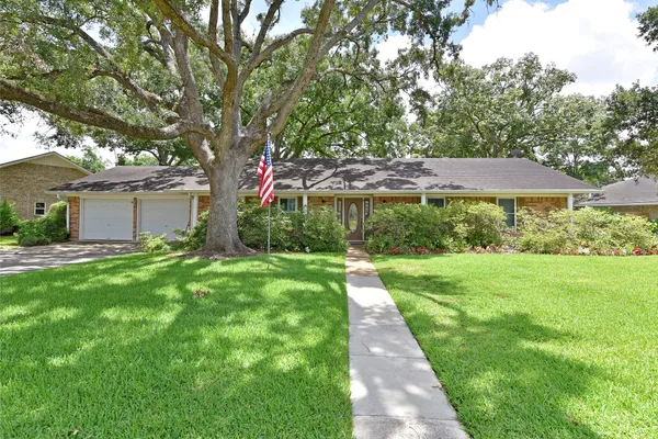 1901 LAUREL OAKS DR