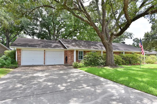 1901 LAUREL OAKS DR