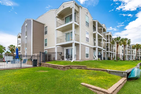 200 YACHT CLUB LN 200