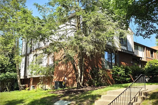 111 WOODCREST DR