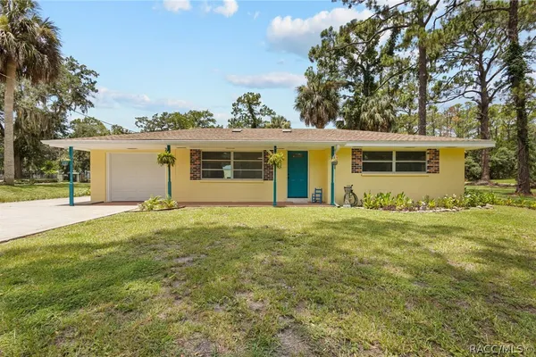 6 HICKORY AVE