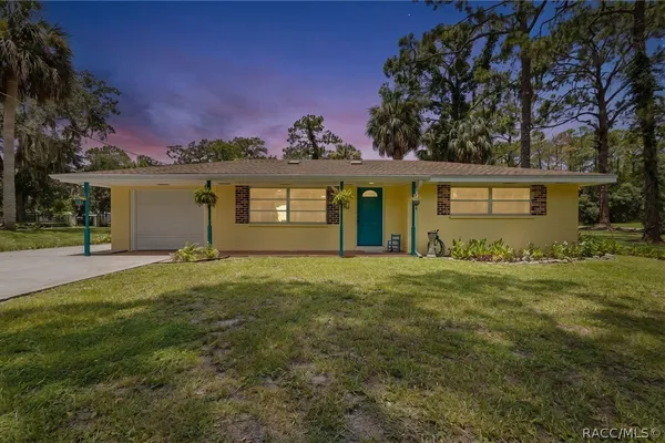 6 HICKORY AVE