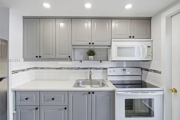 3133 S OCEAN DR 218
