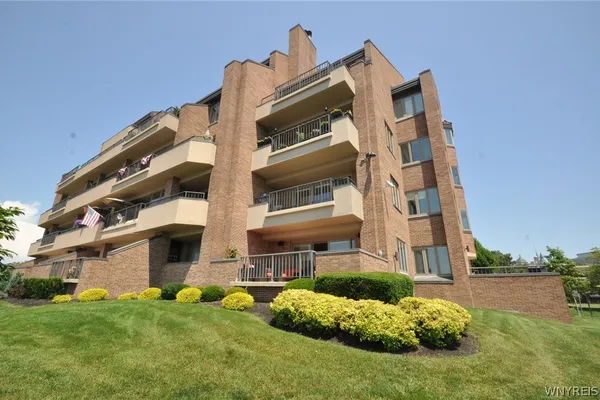 40 WATERFRONT CIR
