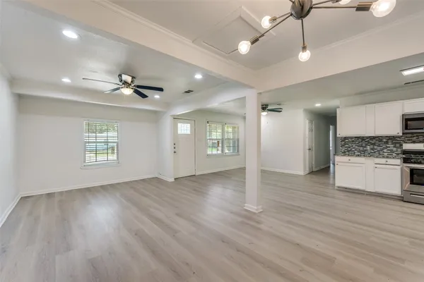 1102 E LOVERS LN