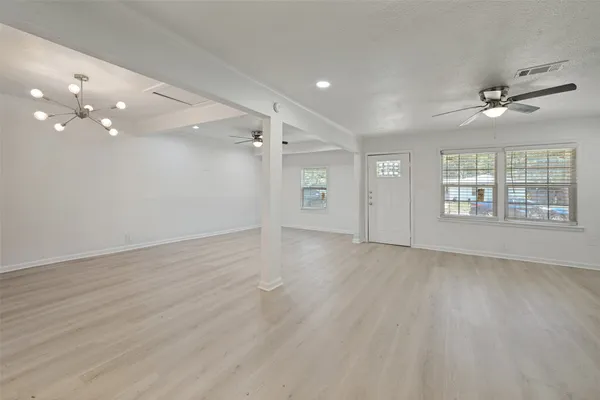 1102 E LOVERS LN