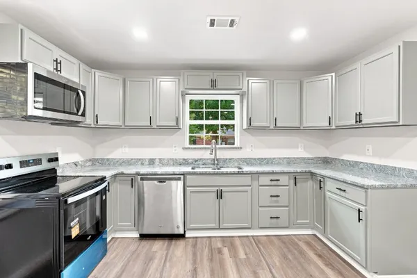 1706 HENDERSON CT